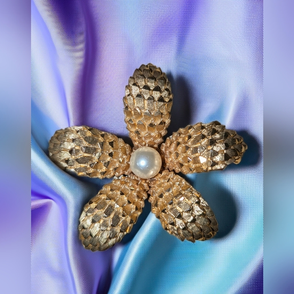Gold Tone Pinecone Designer Mark "BSK" Brooch w Faux Pearl Center 2.5" diamete